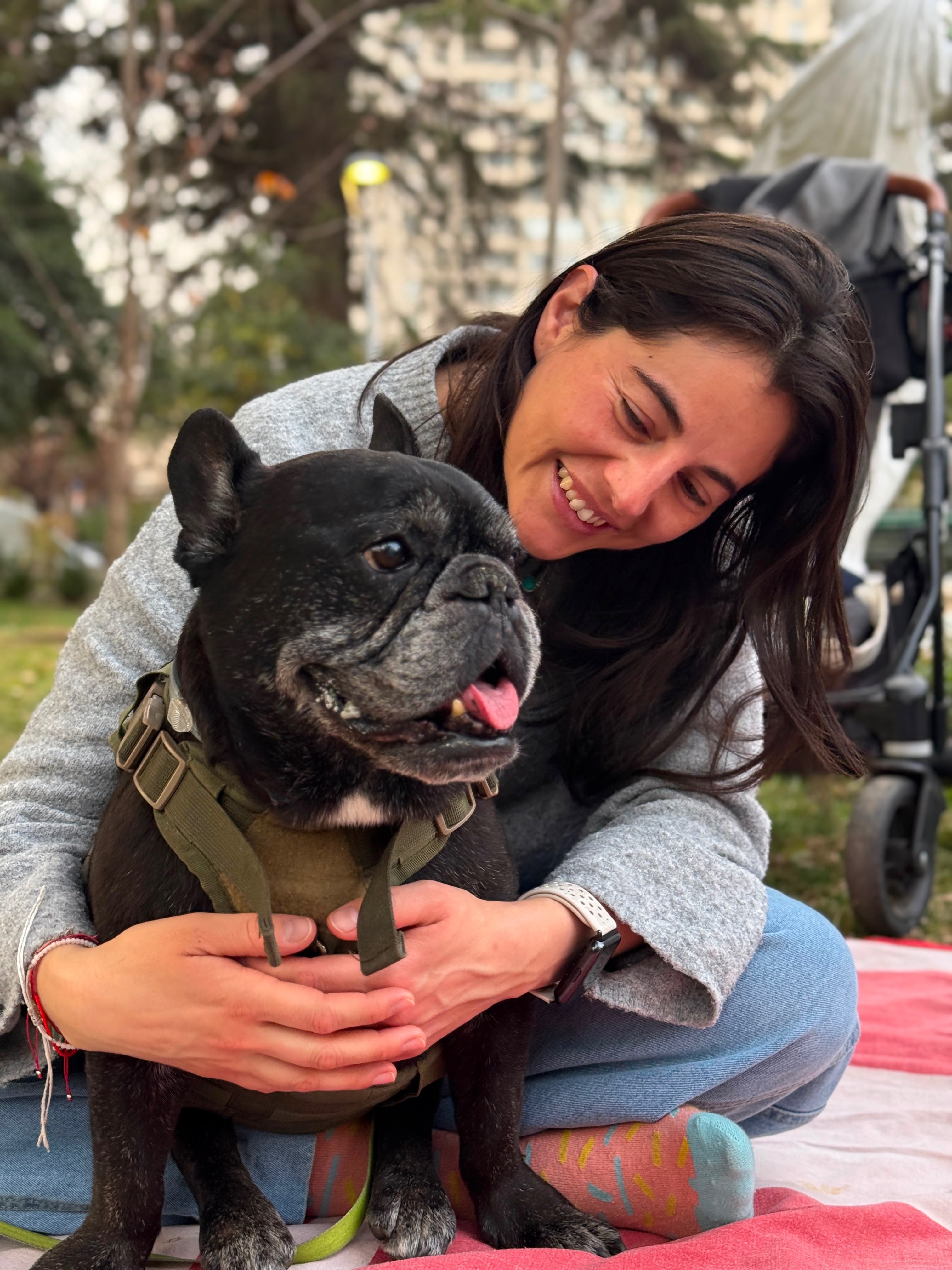 Daniela junto a su mascota